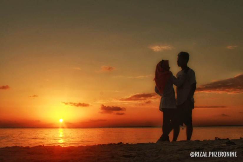 Siluet sejoli menikmati momen matahari terbenam di Pantai Cinta, Tomia. Foto: Rizal/ Pokdarwis Teemoane